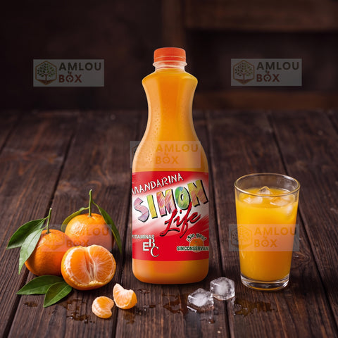 Simon Life Mandarina 1,5-Liter-Flasche auf rustikalem Holztisch mit frischen Mandarinen und einem Glas mit Eis